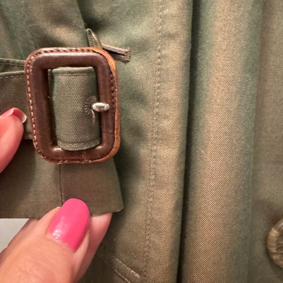 Authentic Burberry Trench Coat  Like NEW - Picture 5 of 16